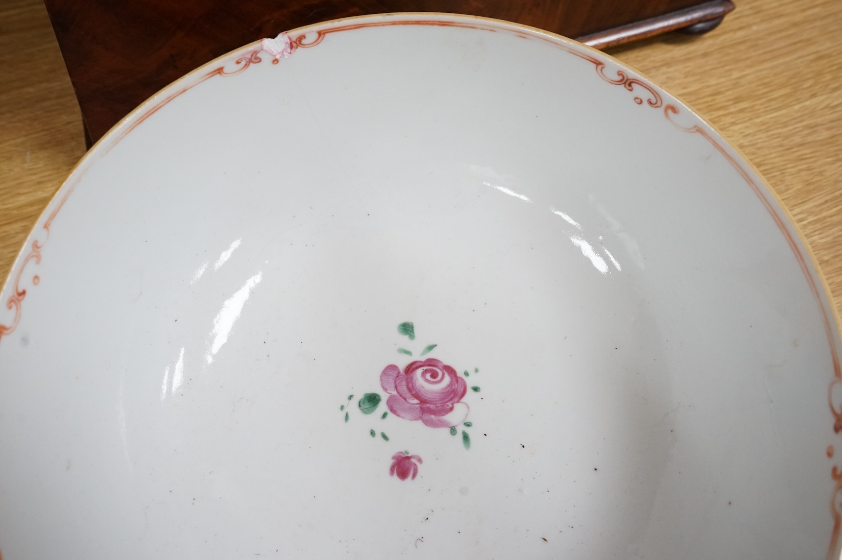 An 18th century famille rose Chinese export bowl, 26cm